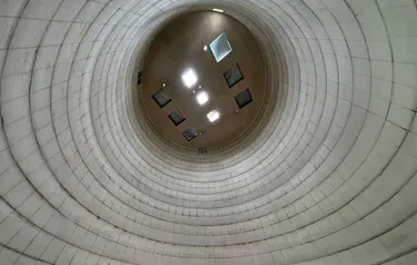 Das Bild zeigt das Innere eines Brennstoffsilos des Biomasseheizkraftwerks von enercity in Hannover Stöcken