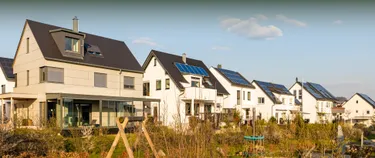 Mehrfamilienhäuser mit Solaranlage auf dem Dach
