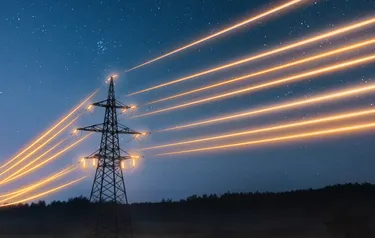 Stromleitungen in der Nacht