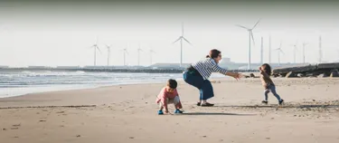 Eine Frau mit Kindern am Strand