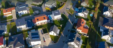 Häuser von oben mit Solaranlage auf dem Dach