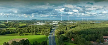 Straße durch die Landschaft