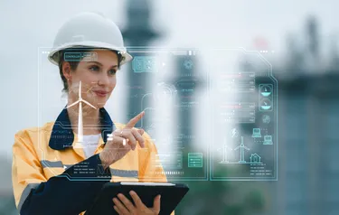 Eine Ingenieurin tippt auf einem Hologrammdisplay