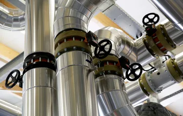 Isolierte Edelstahlrohre einer Geothermieanlage zur Wärmegewinnung aus tiefen Erdschichten