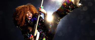 Nik West mit E-Bass auf der Bühne.