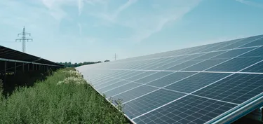 Eine Solaranlage auf einem Feld in Lehrte-Ahlten.
