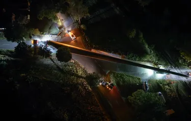 Transport eines Rotorblatts eines Windrads in den Windpark Esperke