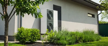 Eine Wärmepumpe vor dem Einfamilienhaus
