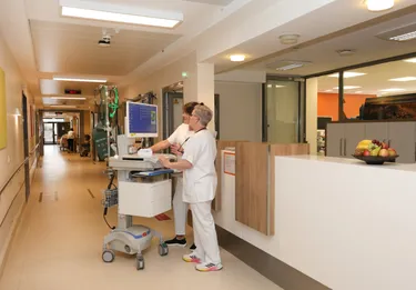 Zwei Krankenschwestern auf dem Flur im Klinikum Bremen-Nord.