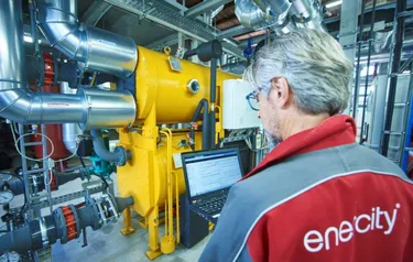 enercity Contracting Mitarbeiter steht vor der Absorptionskälteanlage