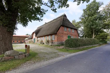 Reetdachhaus in der Dorfstraße in Husby