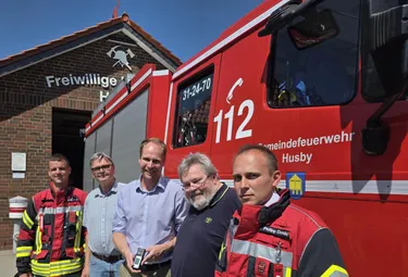 Feuerwehr Husby vor dem Einsatzwagen