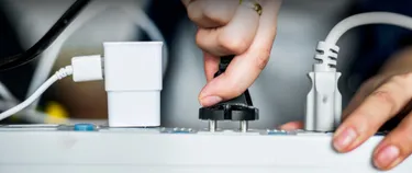 Verschiedene Stecker sind in einer Steckerleiste eingesteckt.