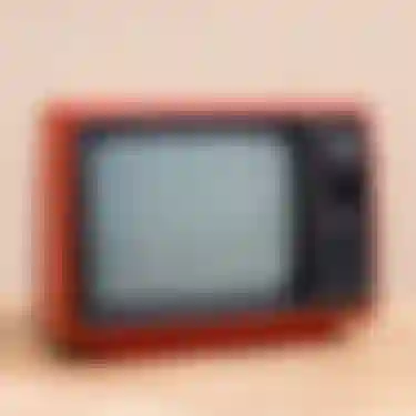 Dieses Bild zeigt einen alten Fernseher mit oran­ge­far­bigem Rahmen.