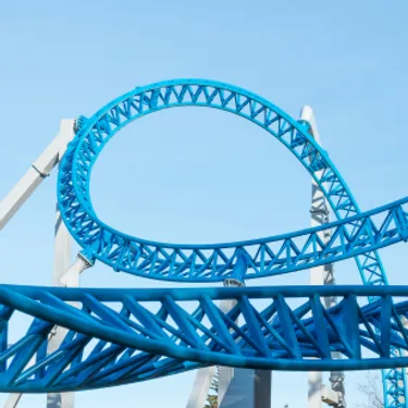 Dieses Bild zeigt einen Ausschnitt einer Achterbahn mit blauer Konstruktion.