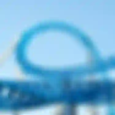 Dieses Bild zeigt einen Ausschnitt einer Achterbahn mit blauer Konstruktion.