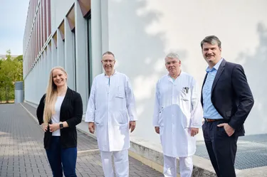 Die Geschäftsführer der Sophienklinik Carlo Brauer, MHBA (2. v.l.) und Dr. Stephan J. Molitor (3. v.l.) sowie Melanie Tessner, Projektingenieurin Smart IoT, und Jan Trense, Bereichsleiter Dienstleistungen, von enercity.