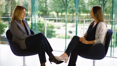 Das Bild zeigt enercity-Vorstandsvorsitzende Dr. Susanna Zapreva im Interview mit Tanja Requardt.