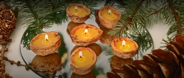 DIY Kerzen: Walnuss-Schiffchen selber gießen. Das Bild zeigt fertig gebastelte selbst gegossene Wallnuss-Schiffchen-Kerzen. 