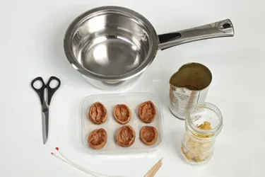 Das braucht man für die DIY Kerzen: Das Bild zeigt das benötigte Material: U.a. 6 halbe Walnussschalen, eine Schere, einen Teelöffel, Topf mit Wasser 1 alte Konservendose (gereinigt) uvm.