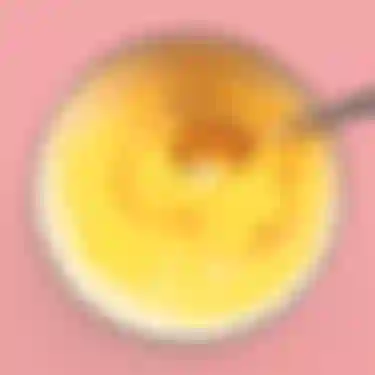 Das Bild zeigt eine gelbe Masse, die durch Lebensmittelfarbe gefärbt wurde.