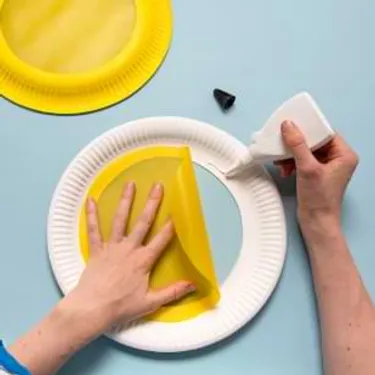 Schritt 2: Das Bild zeigt, wie über die ausgeschnittenen Stellen Transparentpapier geklebt werden.