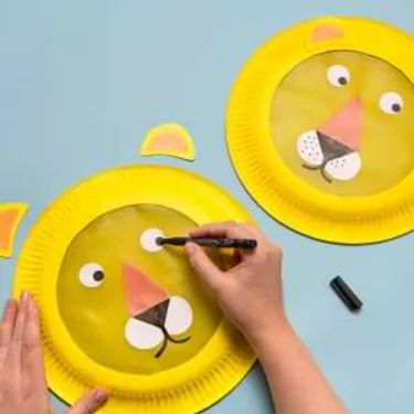 Schritt 3: Das Bild zeigt, wie Augen, Nase und Schnauze der Löwen gebastelt werden.