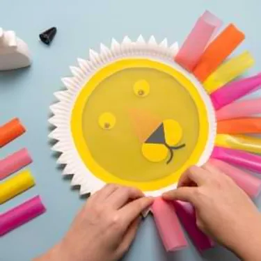 Schritt 4: Das Bild zeigt, wie die Mähne der Löwen gebastelt werden.