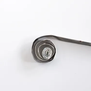 Die Bilder zeigen zu einer Spirale aufgerolltes Zeitungspapier.