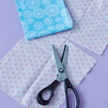 Der Schritt 1 für die DIY Bienenwachstücher zum Selbermachen - Stoffreste zuschneiden