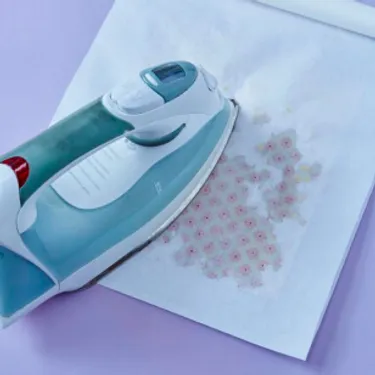 Der Schritt 3 für die DIY Bienenwachstücher zum Selbermachen - Stoffreste mit Bügeleisen bügeln.