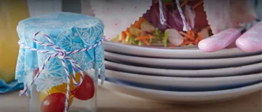 DIY Bienenwachstücher selber machen. Eine Anleitung von enercity Magazin. Das Bild zeigt fertige selbst gebastelte Bienenwachstücher als Abdeckung von Gläsern.