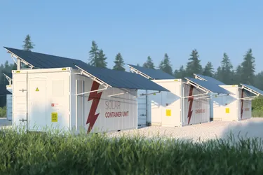 Nebeneinander aufgereihte Batteriespeicher, in denen Lithium-Ionen-Speicherzellen untergebracht sind.