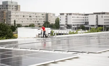 Das Bild zeigt enercity-Projektleiter Carsten Reineke auf dem Dach des Concordia-Parkhauses.