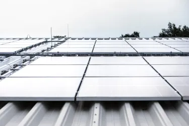 Das Bild zeigt eine Photovoltaikanlage von enercity auf dem Dach des Mitarbeiter-Parkhauses der Concordia-Versicherung in Hannover.