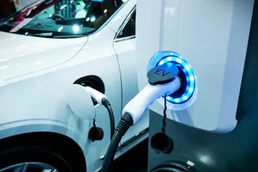 Das Bild zeigt eine Ladesäule auf einem Betriebsgelände zum Laden von E-Autos der Mitarbeiter.