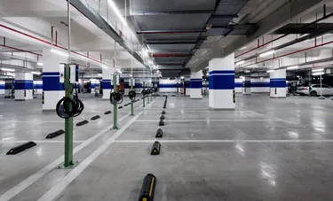 In speziellen Parkhäusern oder Tiefgeragen des Arbeitgebers können Mitarbeiter parken und ihr E-Auto während der Arbeitszeit laden. Das Bild zeigt ein Parkhaus für Elektrofahrzeuge.