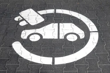 Auf speziellen Parkplätzen können E-Autos bequem geparkt und geladen werden. Das Bild zeigt ein Parkplatz speziell für E-Autos.