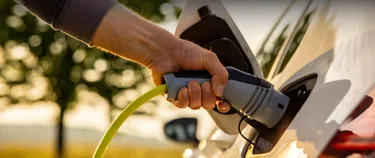 Der Ladestecker wird zum Aufladen in das E-Auto gesteckt.