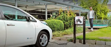 Elektromobilität. Dieses Bild zeigt ein Elektroauto, welches gerade an einer enercity-Ladesäule lädt.