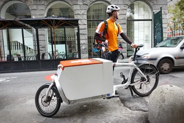 Mann mit E-Lastenrad