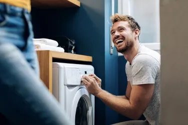Mann mit Waschmaschine