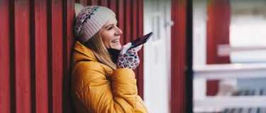 Frau im Winter mit Smartphone