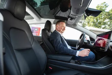 Dieses Bild zeigt den IT-Experten Carsten Rensen, der das Ladesäulen-Sharing von enercity nutzt. 