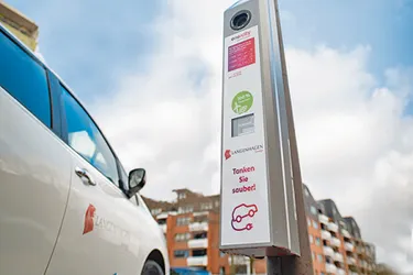 Dieses Bild zeigt eine Laternen-Ladesäule in Hannover.