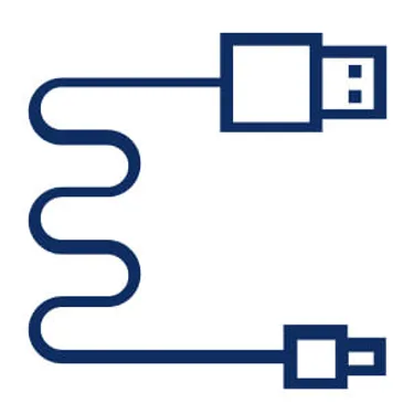 Das Bild zeigt ein Ladekabel, das in der Steckdose steckt. Es lädt kein Gerät, verbraucht aber trotzdem Strom.