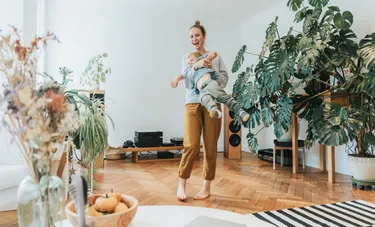 Junge Frau mit Kind im Wohnzimmer