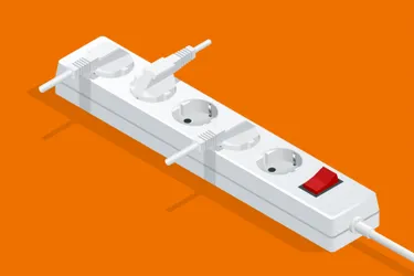 Im Home Office kann Strom gespart werden, indem Steckdosenleisten mit Kippschaltern statt Standby eingesetzt werden. Das Bild zeigt eine Steckdosenleiste.