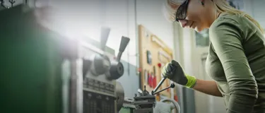 Ausbildung bei enercity. Dieses Bild zeigt eine Frau, die Werkzeuge in der Hand hält und Arbeitshandschuhe trägt.