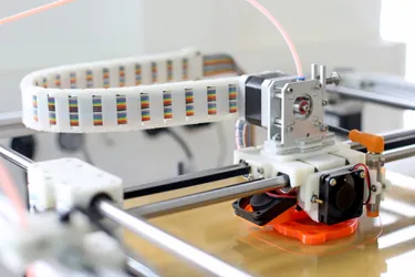 Dieses Bild zeigt einen Stromkreislauf, bei dem man verschiedenfarbige Stromkabel erkennen kann.